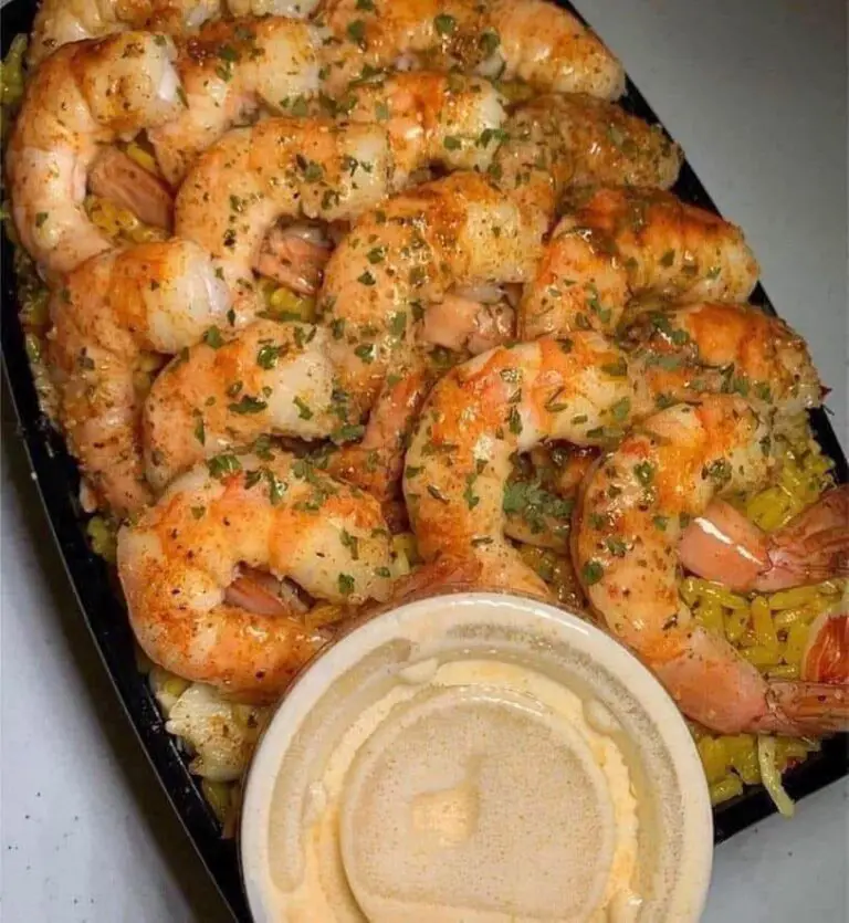 Camarones con Arroz Especiado y Salsa Cremosa