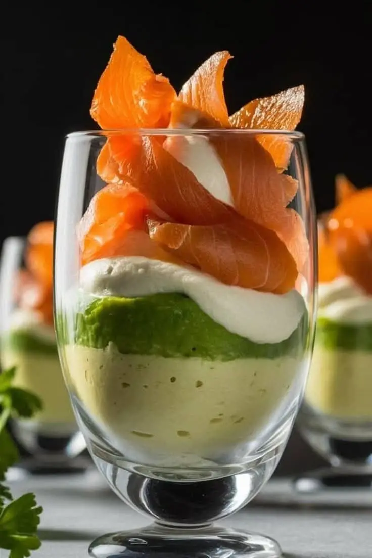 Mousse de aguacate y salmón ahumado  Ingredientes: 2  aguacates maduros