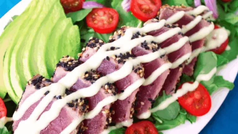 Atún Sellado con Ensalada Cremosa de Verduras y Ajo: ¡Fresco, Ligero y Sabroso!