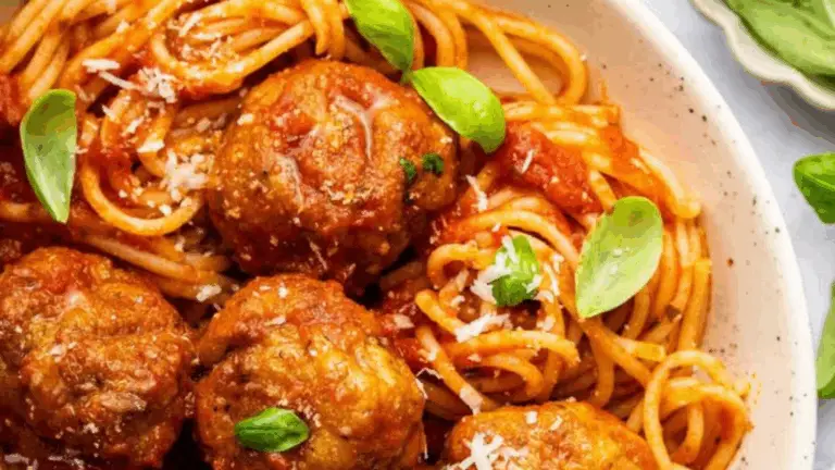 Espaguetis con Albóndigas – ¡Un Clásico Confortante que Nunca Falla!