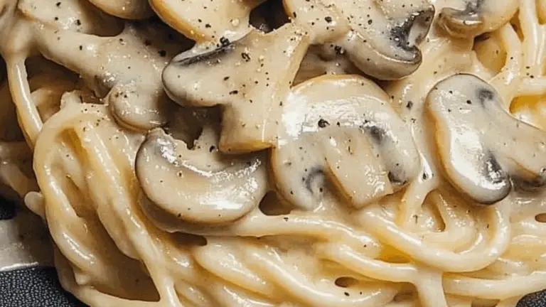 Pasta con Salsa Cremosa de Champiñones – ¡Un Plato Reconfortante y Lleno de Sabor!