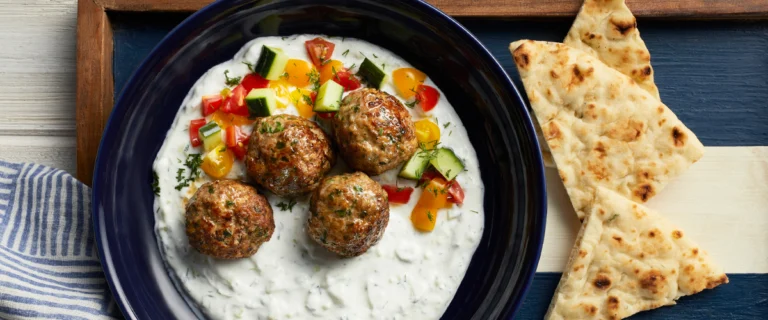 Albóndigas de Pollo con Salsa Tzatziki: Receta Saludable y Deliciosa