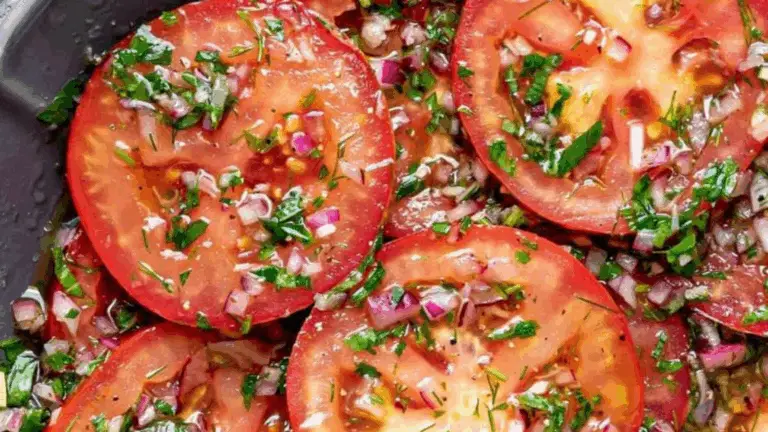 Deliciosa Ensalada de Tomate Marinado – ¡Simple, Fresca y Llena de Sabor!