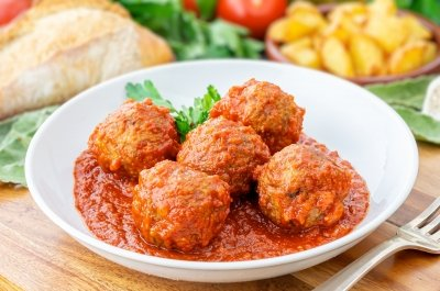 Albóndigas de Pollo con Salsa Tzatziki: Una Deliciosa Fusión Mediterránea