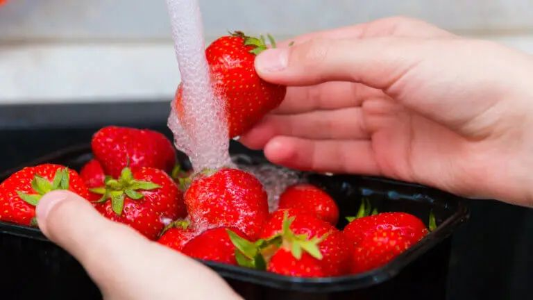 Cómo lavar fresas correctamente: guía definitiva para eliminar pesticidas y disfrutar al máximo