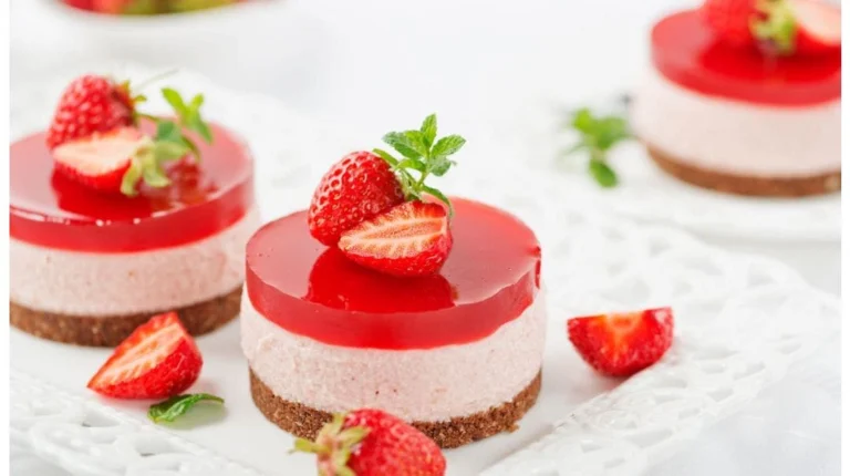 Mini Cheesecakes de Fresa: ¡Delicados, Cremosos y Fáciles de Preparar para un Postre Perfecto!