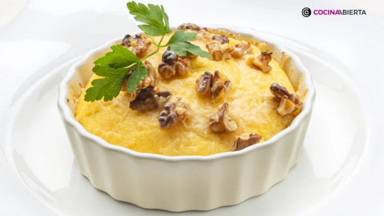 Polenta Cremosa Italiana con Parmesano: ¡Suave, Saborosa y Fácil de Preparar!