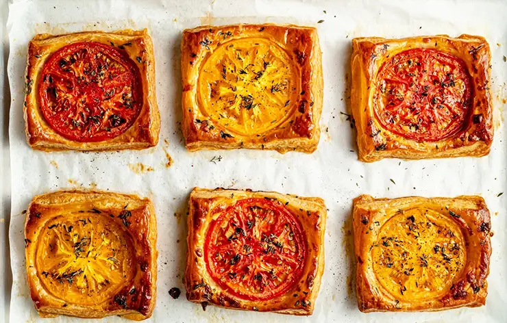 Tartaletas de Tomate con Hojaldre: ¡Un Bocado de Verano Fresco y Delicioso!