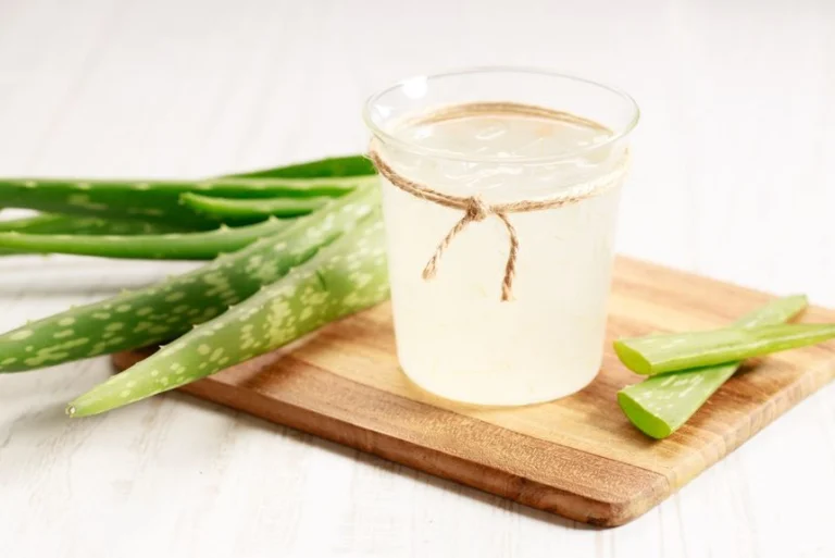 Agua de Aloe Vera: 11 Beneficios Sorprendentes de Tomarla Todos los Días