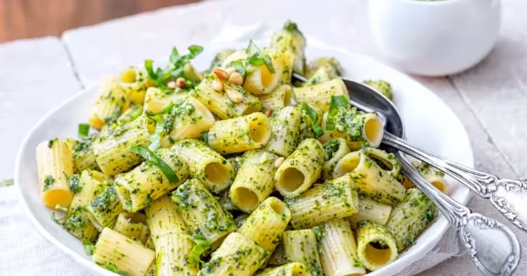 Pasta con pesto casero, burrata y piñones tostados