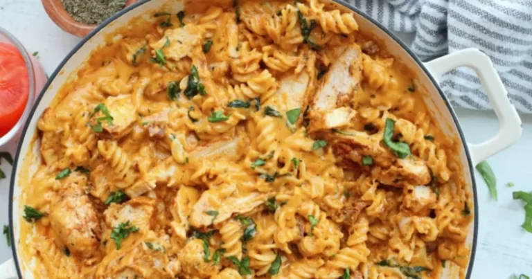 Pasta Cremosa de Pollo al Estilo Buffalo Receta Rápida y Deliciosa