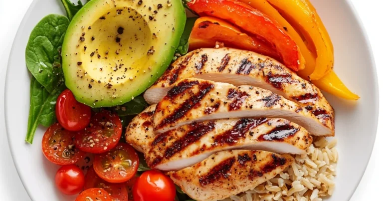 Bowl saludable de pollo, arroz, zanahoria y aguacate: una receta completa y deliciosa