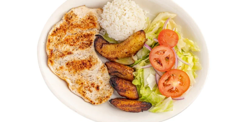 Pechuga de pollo dorada con papas crujientes y ensalada fresca: una receta saludable y sabrosa