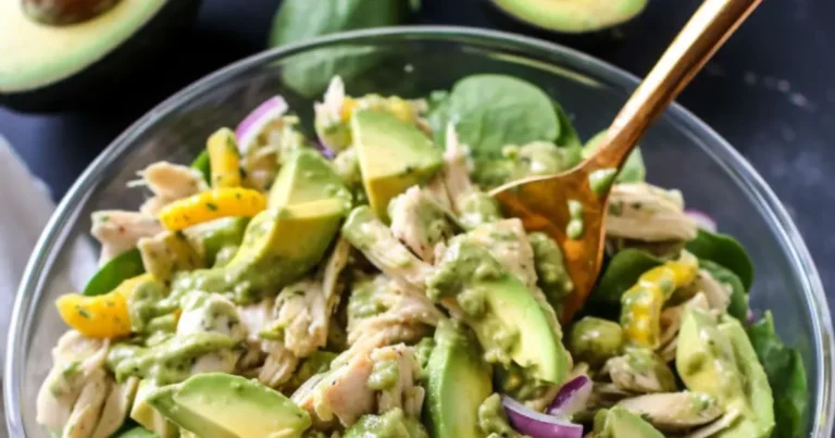 Ensalada saludable de pollo, aguacate y frescura total