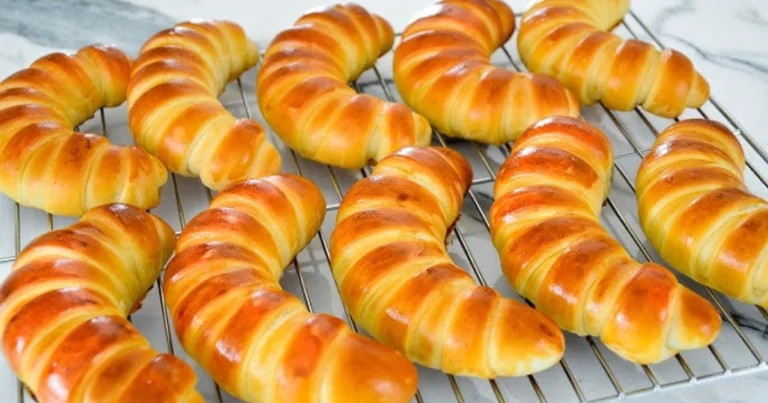 medialunas de manteca caseras tiernas, brillantes y hojaldradas