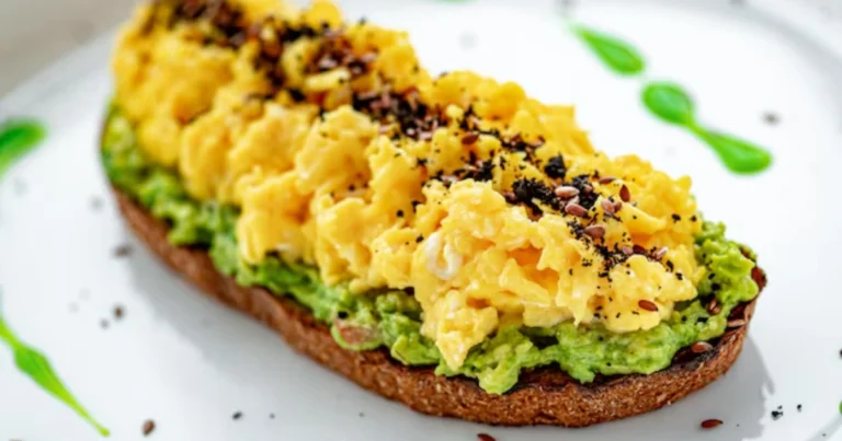 Tostadas de Aguacate y Huevo Esponjosas: Un Desayuno Saludable y Delicioso