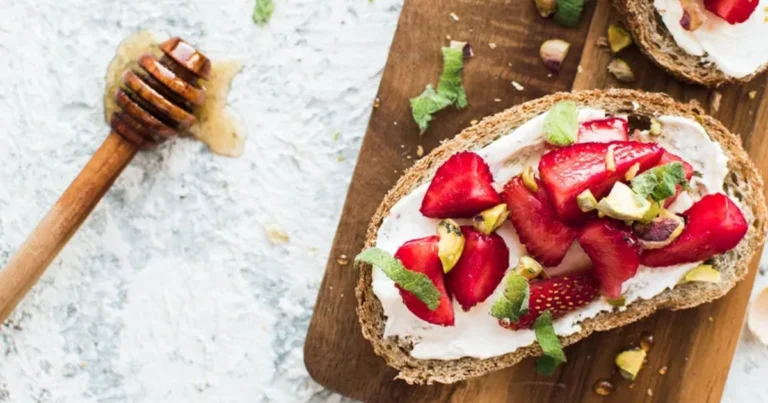 Pan Tostado con Queso Cottage, Fresas y Miel: Un Desayuno Saludable y Delicioso