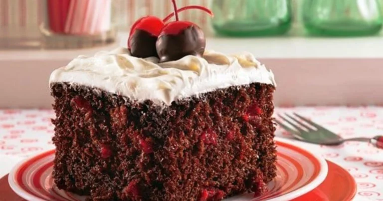Pastel de Chocolate con Cerezas al Estilo Selva Negra (Poke Cake): ¡Una Delicia Fácil y Sorprendente!