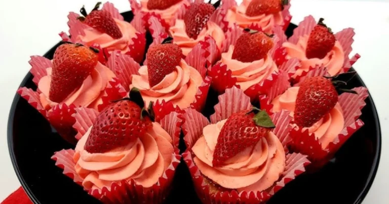 🍓 Cupcakes de fresa con glaseado rosa y fruta fresca: una receta tierna, dulce y perfecta para compartir