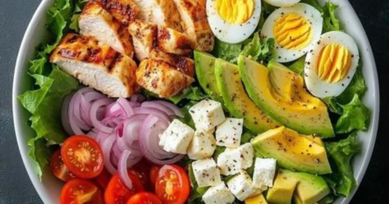 Ensalada fresca de pollo a la parrilla con aguacate, tomate cherry y maíz