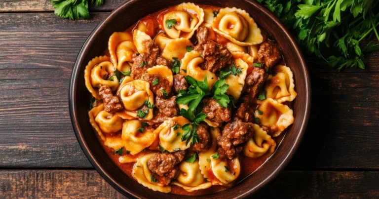 Tortellini con salchicha y espinacas en salsa cremosa de tomate