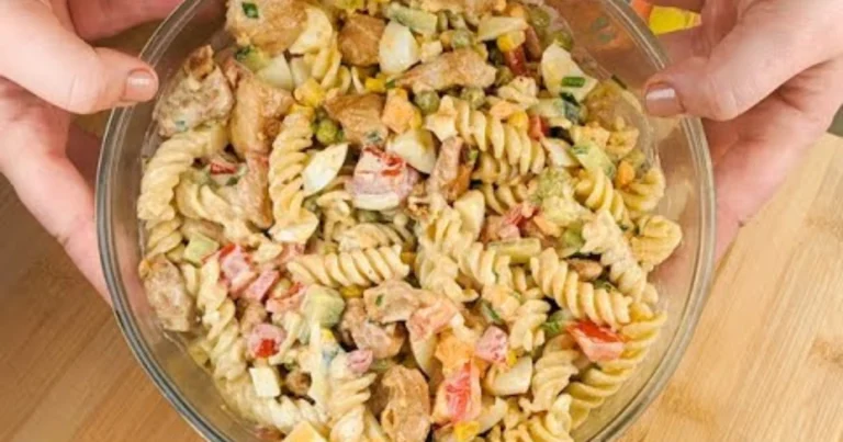 Ensalada cremosa de pasta con pepinillos y bacon: la receta que todos querrán repetir