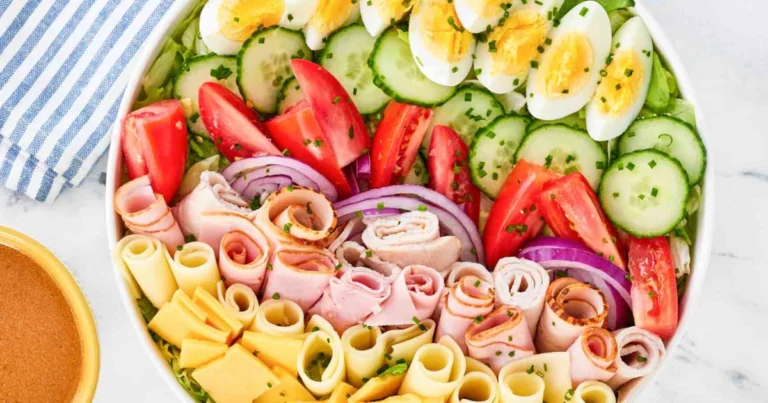 Ensalada saludable con jamón de pavo, queso y aderezo de yogurt: ¡fresca, ligera y lista en minutos!