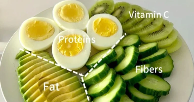 Ensalada fresca de huevo, pepino, aguacate y kiwi: una explosión saludable de sabor y color