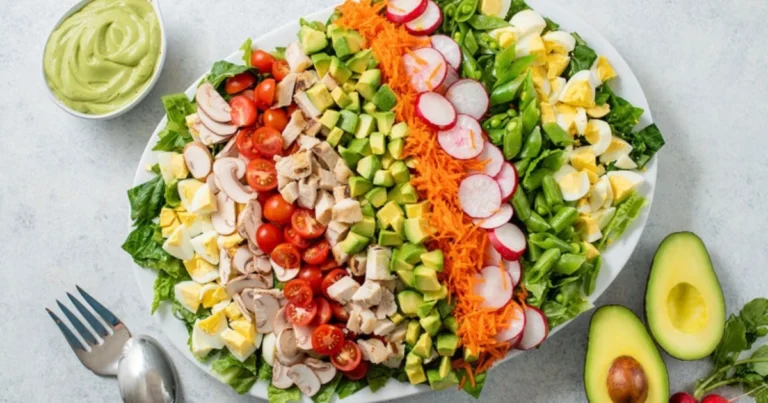 🥗 Ensalada Completa con Pollo, Garbanzos, Huevo y Aguacate: Tu Nueva Favorita
