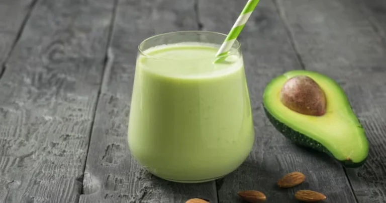 Batido cremoso de plátano, aguacate y almendras: energía natural en un vaso