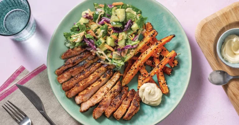 Bowl de pollo a la parrilla con batatas al horno y ensalada de aguacate