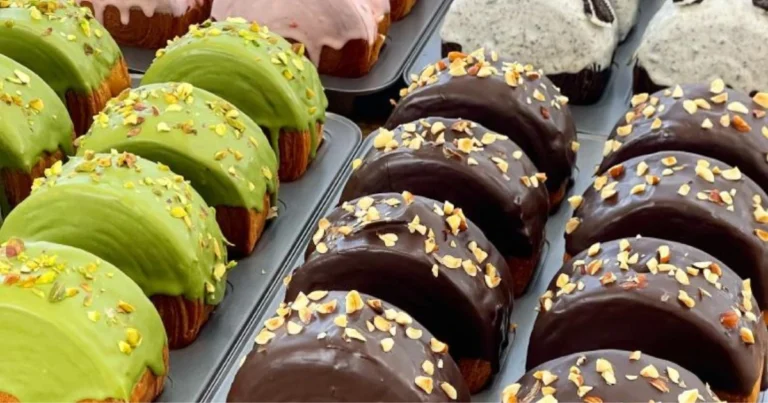 Receta irresistible de croissants cúbicos rellenos y glaseados