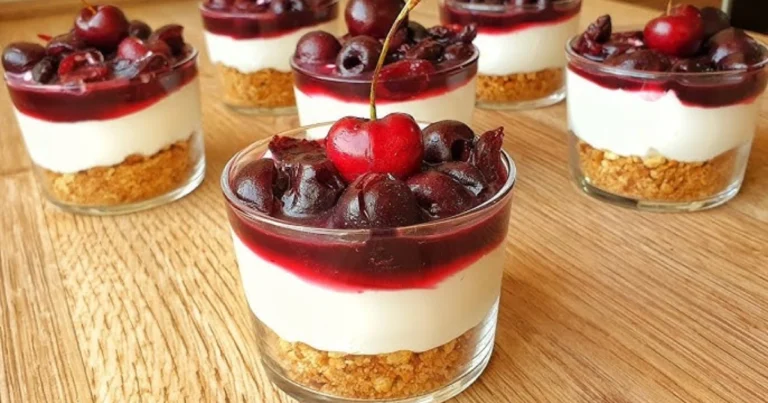 Vasitos de cheesecake de cereza y crumble
