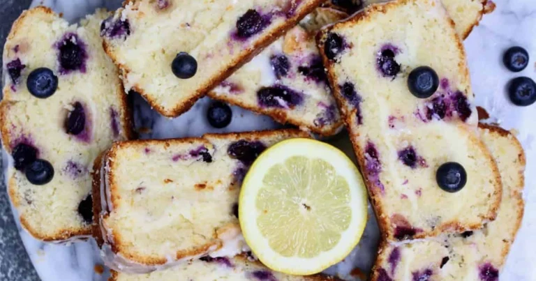 Bizcocho de limón y arándanos: receta casera, esponjosa y llena de sabor
