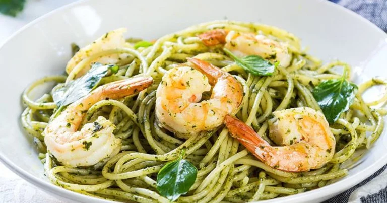 Espaguetis al pesto con gambas a la plancha: receta mediterránea paso a paso