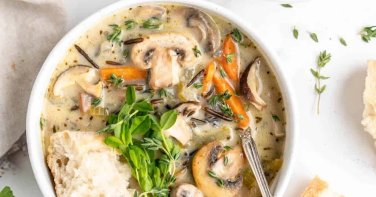 Sopa cremosa de pollo con arroz salvaje y champiñones: receta fácil y reconfortante