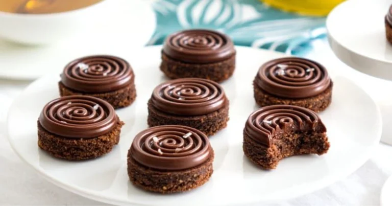 Bizcochitos de cacao con ganache de chocolate en espiral: receta fácil y elegante