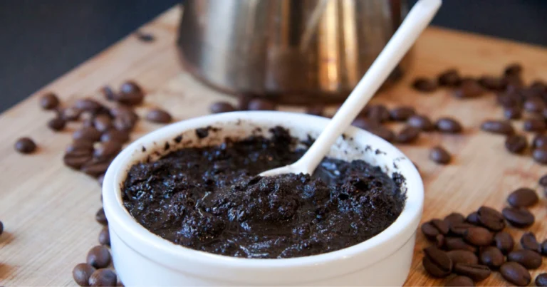 Mascarilla de café para rejuvenecer la mirada y fortalecer las cejas