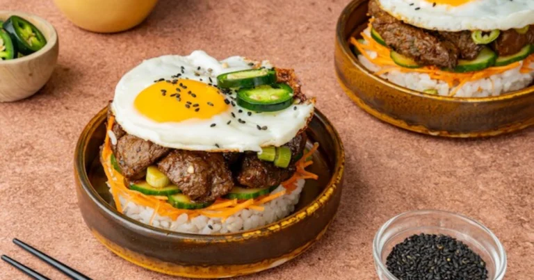 Bowl de arroz con carne salteada, verduras y huevo frito