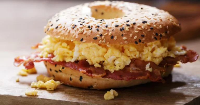 Bagel de desayuno con bacon, huevo y queso crema: receta completa
