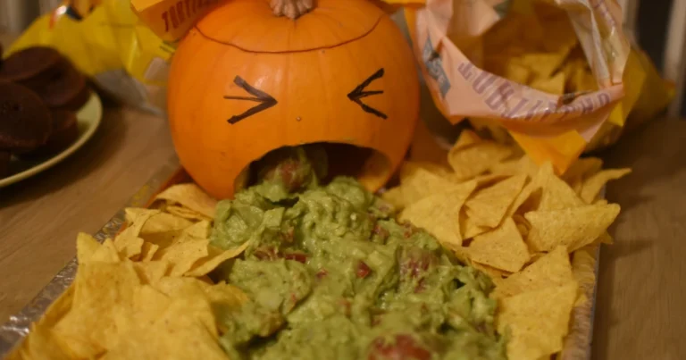 Receta de calabaza rellena para Halloween con guacamole y nachos