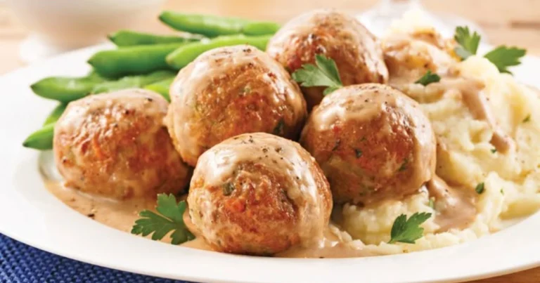 Albóndigas con salsa cremosa, puré de patatas y brócoli: receta completa
