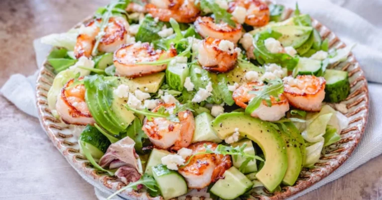 Ensalada de camarones, aguacate y queso feta: receta fresca y saludable