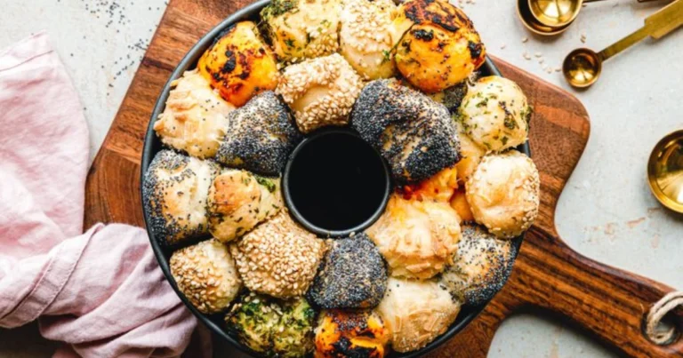 Pan corona de bolitas sazonadas: receta fácil y original