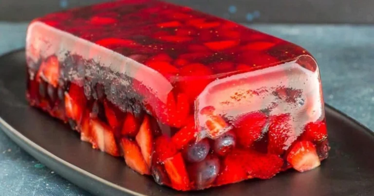 Gelatina de Frutos Rojos: Receta Elegante y Refrescante