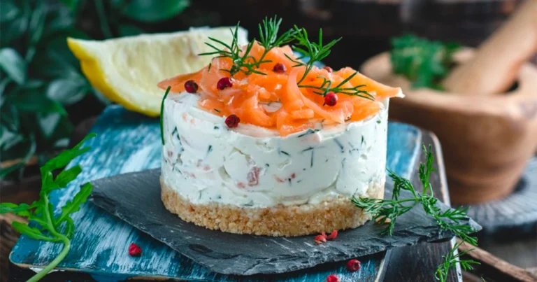 Pastel frío de salmón y gambas: receta elegante y fresca para celebraciones