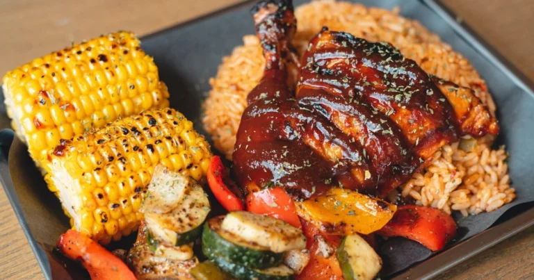 Pollo glaseado con arroz frito, judías verdes y maíz: receta completa y consejos