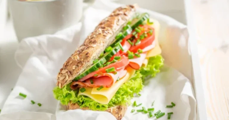 Sándwich saludable con pan integral, jamón y vegetales frescos