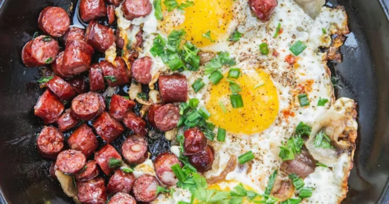 Sartén de salchichas con patatas, pimientos y huevos: receta completa y consejos