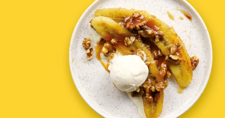 Bananes Foster: receta clásica de plátanos flameados con helado y nueces